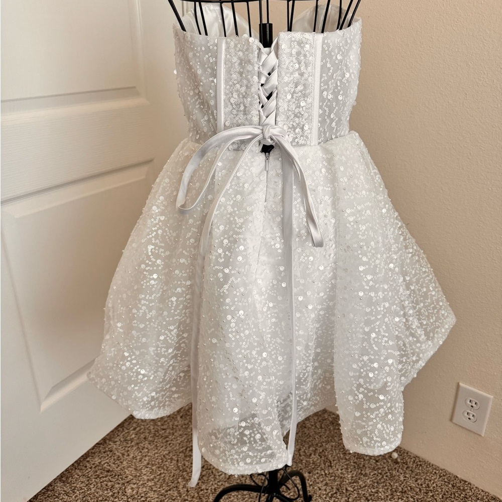 White dress with sparkles and beading - Picture 3 of 10